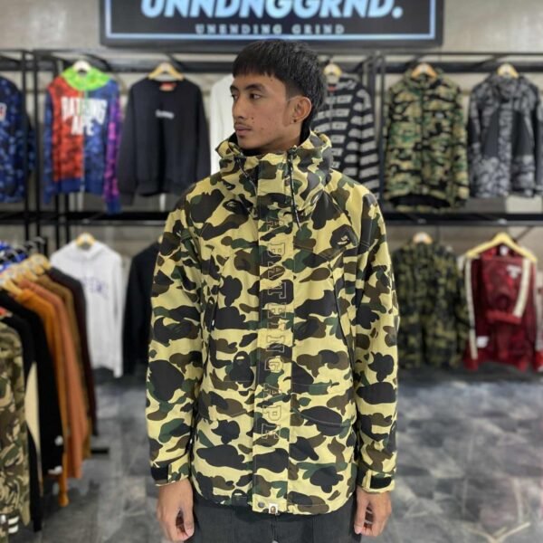 BAPE Snowboard Camo Zip Up W/ Hood (XL)